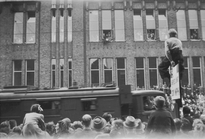 818835 Afbeelding van een legertruck in de Potterstraat te Utrecht tijdens de Memorial D-Day Parade; op de achtergrond ...